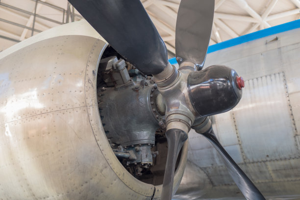 老式活塞飞机发动机的螺旋桨图片下载