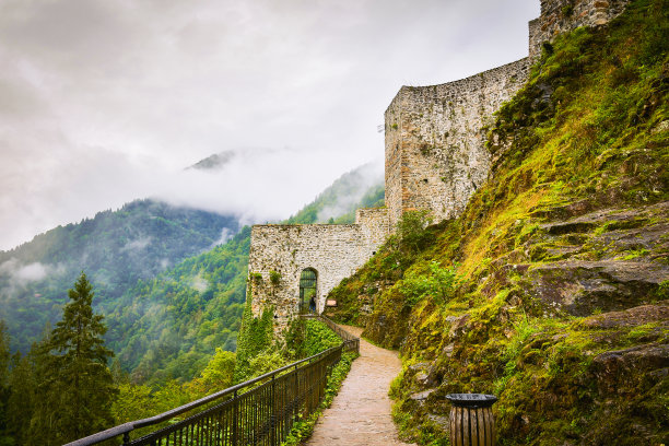 土耳其里兹的弗里蒂纳山谷的中世纪卡姆利赫姆辛城堡图片下载
