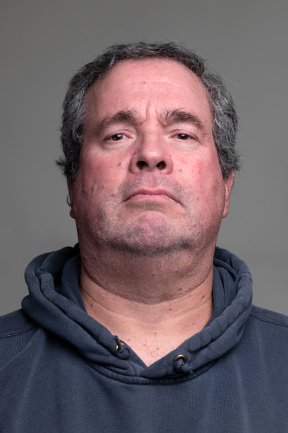 西班牙成熟男人正面人脸照图片下载