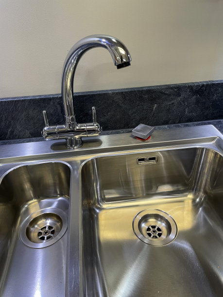 近景图像现代，矩形，不锈钢厨房水槽1.5碗废物处理水槽，两个杠杆整体龙头龙头，重点在前景图片下载