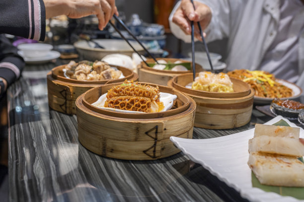 餐馆里用筷子吃广东dum sum的人图片下载