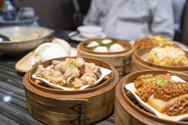 餐馆里用筷子吃广东dum sum的人图片下载