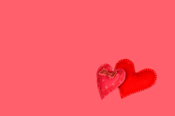 两个红心织物在粉红色的背景图片下载