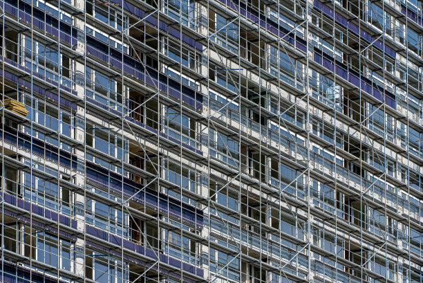 建筑外部的一部分，上面有脚手架。施工现场、保温工艺图片下载