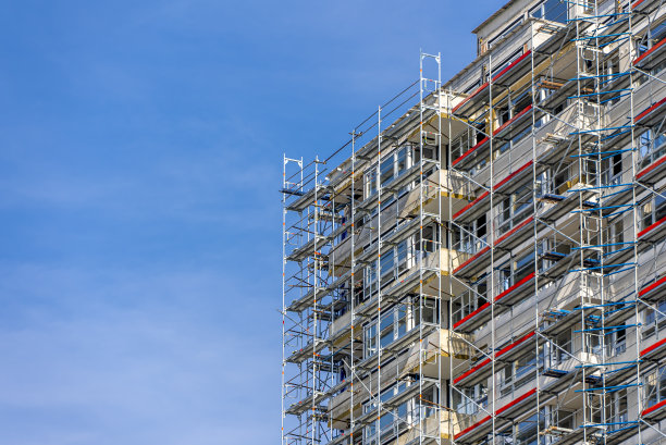 建筑外部的一部分，上面有脚手架。施工现场、保温工艺图片下载