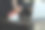 一张被笔记本电脑、文书、计算器和房子模型包围的工作桌子的照片。图片下载