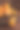 在昏暗的灯光下，盘子里的橙子摆放在木桌上，就像油画一样图片下载