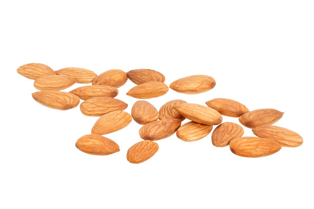大堆杏仁孤立在白色背景上图片下载