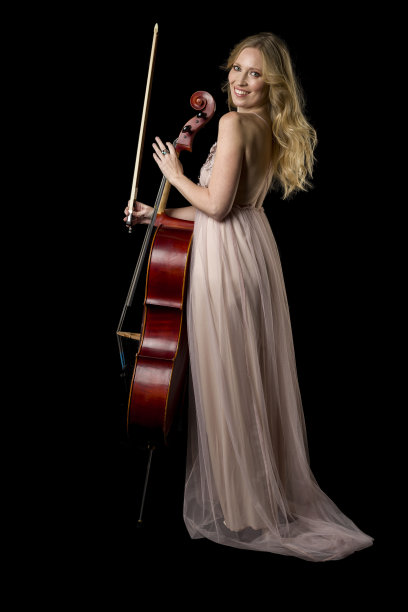 大提琴手和她的大提琴图片下载