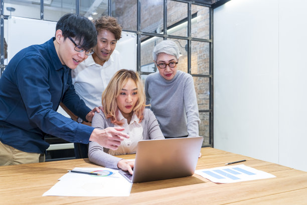 由不同年龄段的亚洲人组成的团队进行头脑风暴，对战略管理的数据和信息进行令人兴奋的分析，并与资深女性领导进行教育和商业理念的探讨图片下载