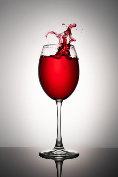 一杯红酒，洒上几滴图片下载