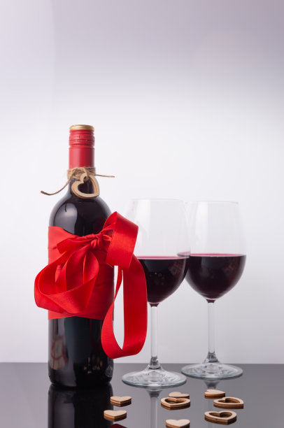一瓶红酒配红丝带，一杯红酒。2月14日情人节图片下载