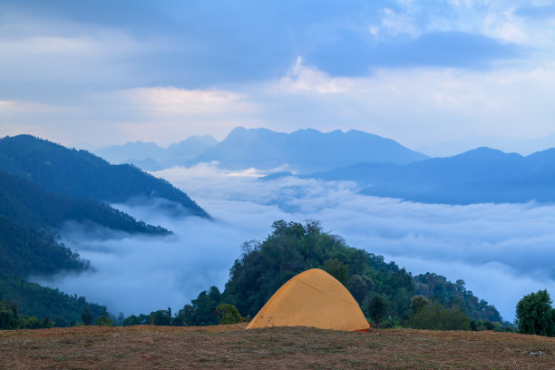 在山上搭起帐篷，在美丽的晨雾中图片下载