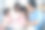 亚洲家庭看着旧相册上的照片回忆过去。年轻漂亮的夫妇和年幼的女儿坐在一起，翻动着相册，享受着回忆彼此关系的时光。图片下载
