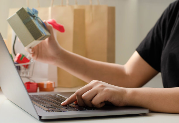 女人拿着一个绿色的礼品盒谁在网上购物的概念图片下载