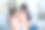 亚洲大妹展示老专辑向小妹追忆往事。可爱的小女孩坐在沙发上，翻着相册，享受回忆照片中的关系图片下载