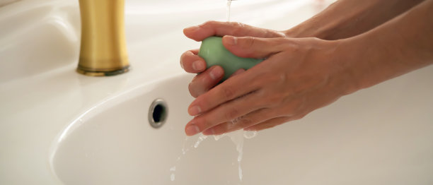 女人正在洗手。图片下载