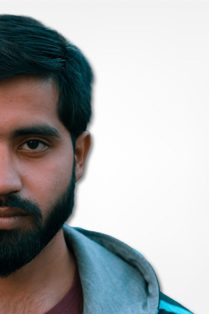 一个留着胡子的英俊男子的半脸特写肖像。孤立的白色背景。有选择性的重点。图片下载