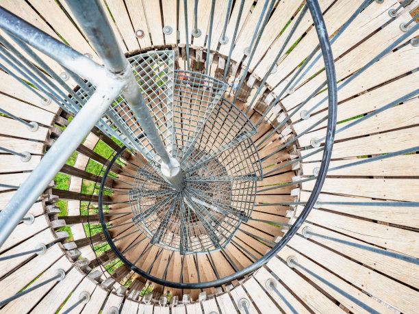 金合欢塔钢楼梯在tubus中间。螺旋形楼梯结构图片下载