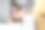 亚洲美女在家在线直播卖花瓶产品。年轻漂亮的女孩用笔记本电脑向顾客展示商品并呈现细节。远程购买和购买购物概念图片下载