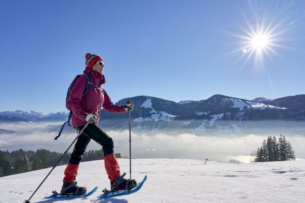 在阿尔卑斯山脉穿雪鞋的女人图片下载