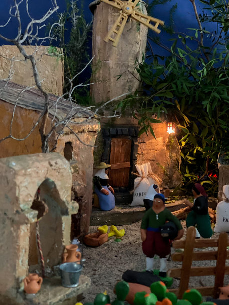 自制的耶稣诞生场景的陶瓷雕像图片下载