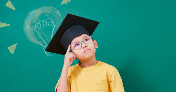 男孩在黑板上图片下载