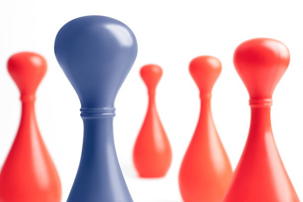 蓝色的彩虹在前面，四个红色的在后面。与优秀的团队成员或领导合作。要敢于与众不同。从人群中脱颖而出。阿希从众心理的研究。图片下载