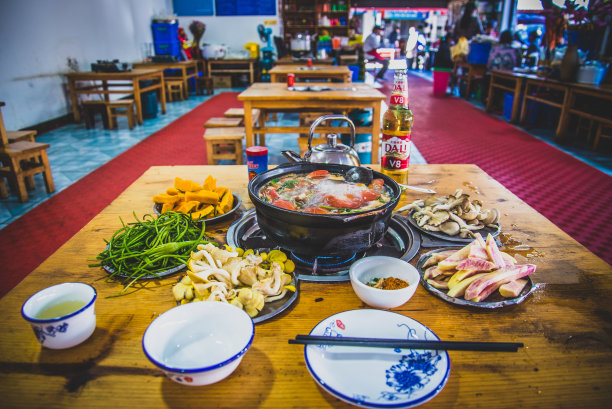 中国丽江的腌火腿、培根、猪肉、排骨火锅图片下载