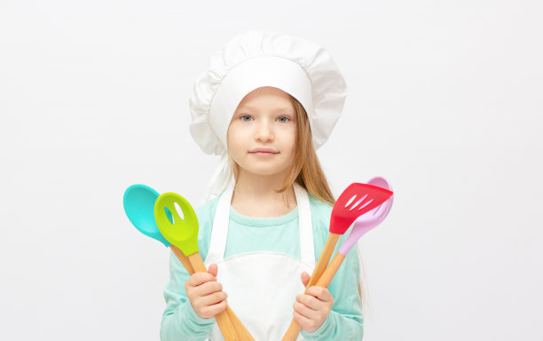 快乐的小厨师拿着勺子图片下载