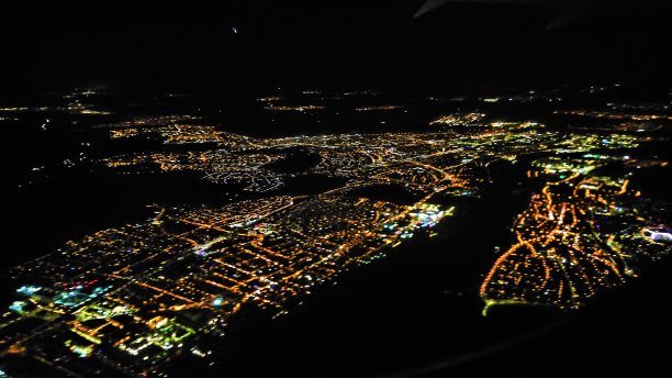 德国。12月。从飞机上俯瞰法兰克福的夜景。图片下载