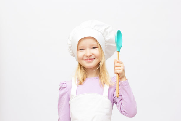 快乐的小厨师拿着勺子图片下载