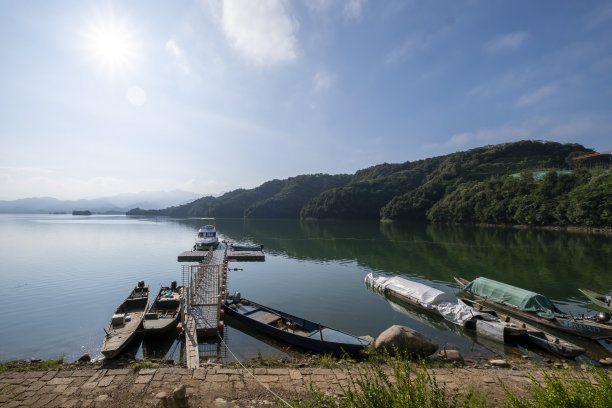 中国杭州千岛湖旁的游艇图片下载