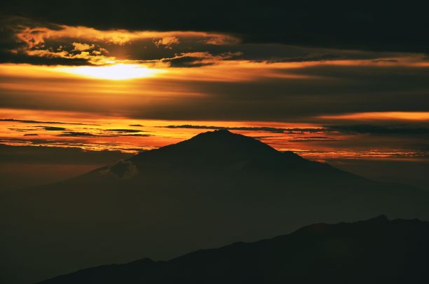 美丽的日落在乞力马扎罗山与meru山在坦桑尼亚希拉营地。徒步旅行到非洲最高峰图片下载