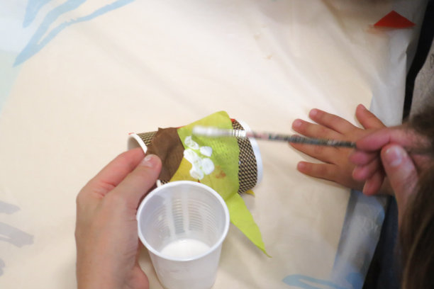 儿童学校的手工作业图片下载