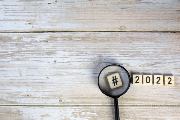 2022年与标签和放大镜概念木制背景顶视图，复制空间，新年图片下载