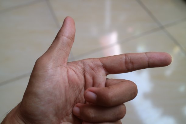 一个男人的左手手指正被折叠着图片下载