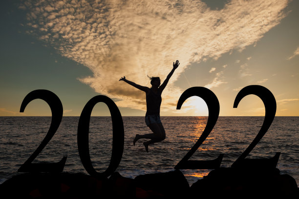 2022年日出时，站在山上的女人的剪影图片下载