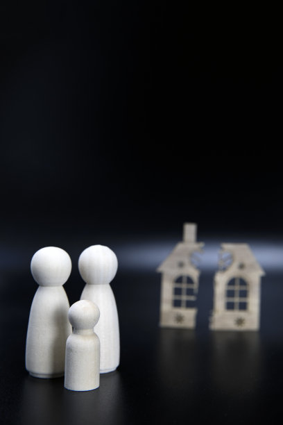 离婚、财产分割、贫穷和无钱观念。黑色背景上的木制破房子。抵押，租金，房地产商概念复制空间图片下载