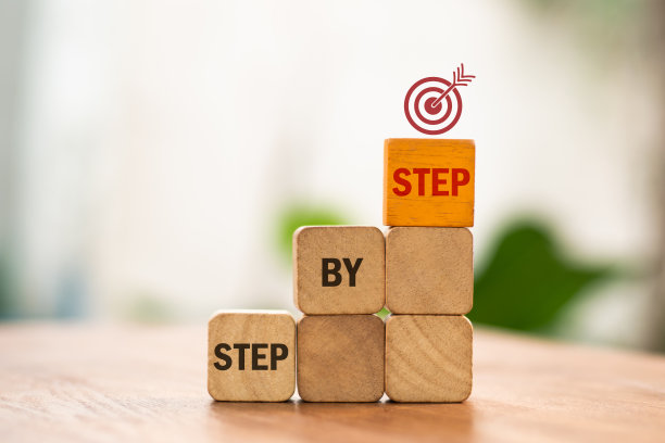 企业发展到成功和不断增长的原则。将木块按上升的模式排列，一步一步成长。图片下载