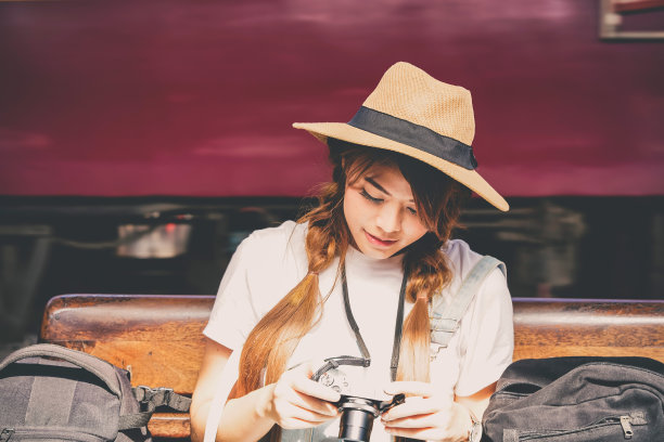 女游客旅游城市街道，旅行背包探险户外乘火车。图片下载