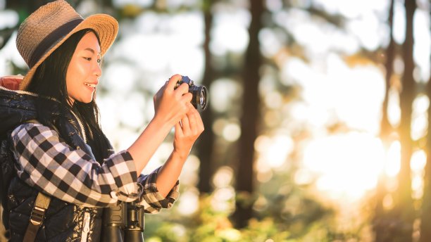 53、远足女人迷人的旅行者历险荒野。图片下载