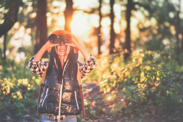 53、远足女人迷人的旅行者历险荒野。图片下载