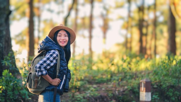 53、远足女人迷人的旅行者历险荒野。图片下载