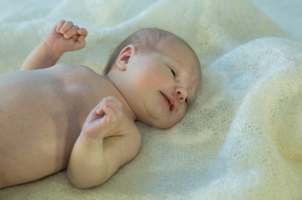 刚出生的女婴躺在床上。婴儿刚满两周。图片下载
