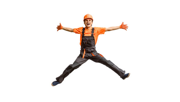 年轻的白人男子快乐地笑着，建筑工戴着安全帽在白人背景上跳来跳去。图片下载