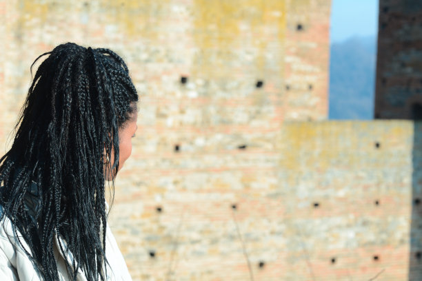 年轻优雅的非洲女孩在户外使用智能手机图片下载