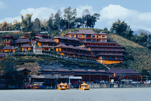 泰国美洪森- 2021年12月17日:泰国美洪森省班乐泰，群山环抱、湖雾和晨光的美丽村庄。图片下载