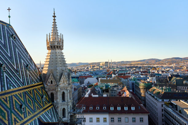 从奥地利圣斯蒂芬大教堂俯瞰维也纳图片下载