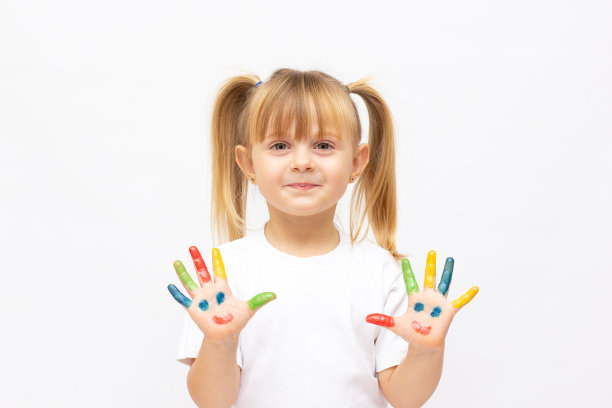 快乐可爱的小女孩用五颜六色的彩绘双手孤立在一个白人教育理念上图片下载